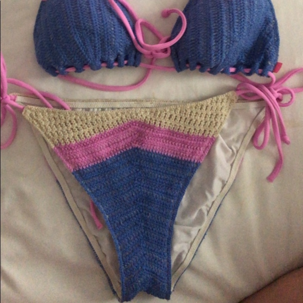 Bikini VS - Picture 2 of 2
